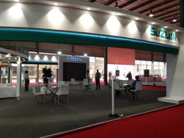Curve exhibition stand